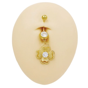 Piercing de ombligo de acero dorado con colgante de trébol mate y circonitas claras