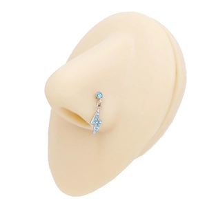 Dettaglio del piercing per il naso in acciaio con zircone blu e pendente a fulmine