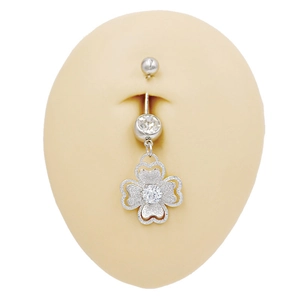 Detalle de piercing para ombligo de trébol plateado con colgante de circón