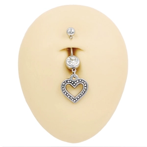 Piercing para ombligo en forma de corazón con circonitas en modelo de silicona