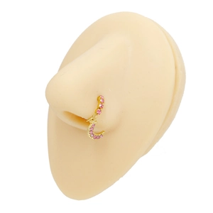 Dettaglio dell'anello al naso dorato con diamanti rosa e ciondolo a luna su modello