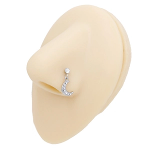 Dettaglio del piercing al naso in acciaio 316 con mezza luna e zirconi su modello in silicone