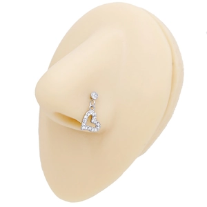 Dettaglio del piercing per il naso con pendente a cuore e zirconi scintillanti su modello