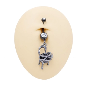 Dettaglio del piercing all'ombelico mostro pipistrello con ciondolo a cuore nero e zircone