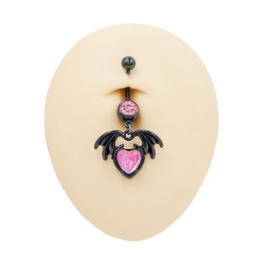 Dettaglio di piercing all'ombelico con ali di pipistrello e cuore rosa su modello