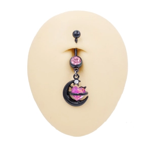 Piercing ombelico gotico con luna e cristallo a cuore rosa su modello in silicone