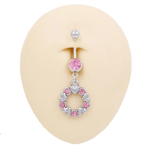 Dettaglio piercing ombelico a forma di cuore con zircone rosa su modello in silicone