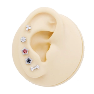 Ensemble de boucles d'oreilles en acier titane avec motifs d'étoiles et de fleurs sur modèle