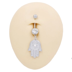 Dettaglio del piercing all'ombelico in argento con ciondolo Mano di Fatima