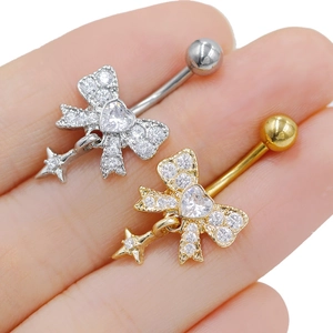 Nahaufnahme der goldenen und silbernen Bauchnabelpiercings mit Herz und Stern-Anhänger