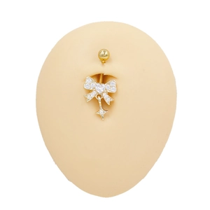 G23 Titan Bauchnabelpiercing in Gold mit Kristall-Schleife und Stern am Hautmodell