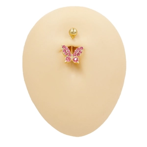 Detailaufnahme goldener Bauchnabelpiercing-Schmetterling mit rosa Zirkonia