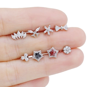 Huit clous d'oreilles minimalistes en zircon avec motifs étoile, papillon et couronne