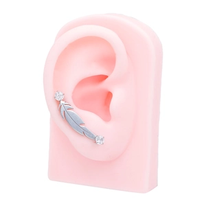 Silberne Feder-Ohrmanschette mit zwei Zirkonia auf einem rosa Silikon-Ohrmodell