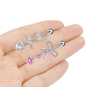Piercing all'ombelico in argento con ciondoli a fiocco e cuore in zircone su una mano