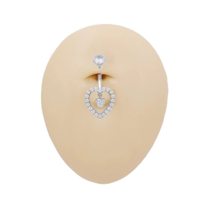 Piercing ombelico in titanio G23 con pendente a cuore in zircone su modello in silicone