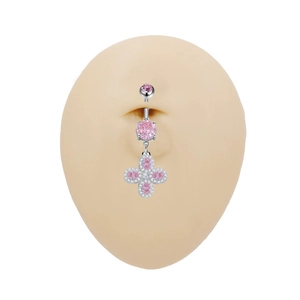Dettaglio piercing ombelico a forma di fiore con zirconi rosa e barra curva