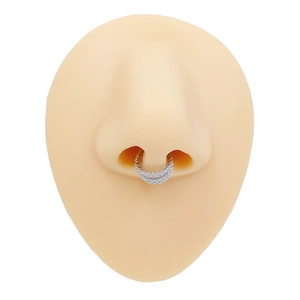 Detailopname van een zilveren septumring met zirkonia op een neusmannequin