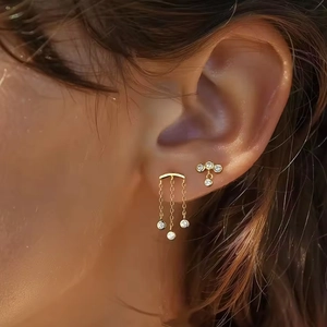 Conjunto de pendientes de estrella de cuatro puntas de titanio F136 oro y borlas