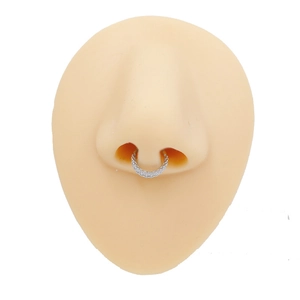 Detailopname van een sprankelende zirkonia septumring op een siliconen neusmodel