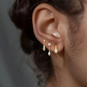 Conjunto de pendientes de titanio dorado F136 con tachuelas de opalo y colgantes de circonita