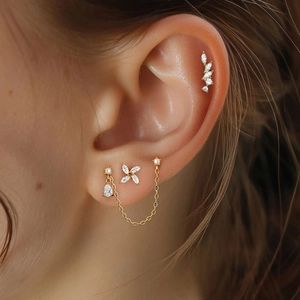 Conjunto de pendientes labret F136 de titanio dorado con circonitas y estrella luna