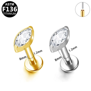 Détail du piercing labret en titane F136 avec gemme marquise et structure filetée