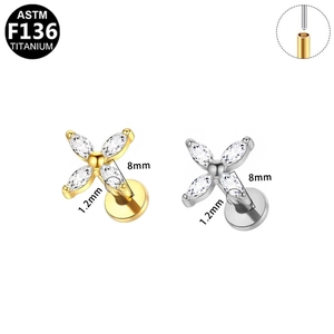 Detalle de labret de titanio ASTM F136 1,2x8mm con flor de circonitas marquise