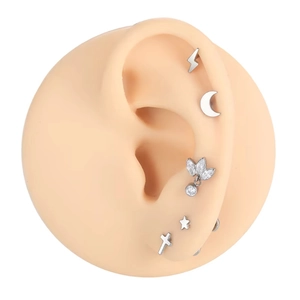 F136 titanium oorbellen set met hart zirkoon, kruis en ster vormen op een siliconen oormodel