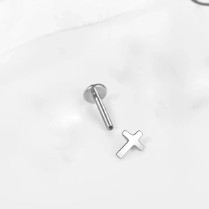 F136 titanium kruis labret piercing met interne schroefdraad en platte achterkant