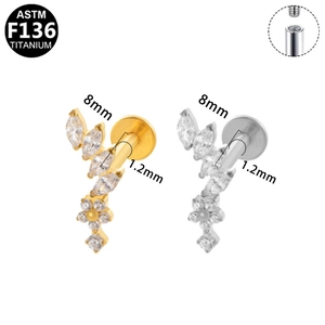 Orecchini a perno lunghi in titanio G23 con fiori in zirconia su sfondo bianco