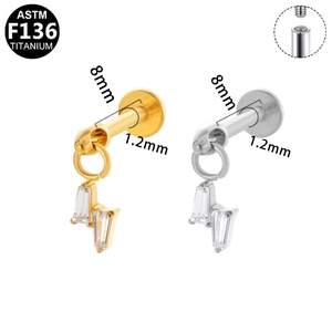 Macro-opname van G23 titanium piercing met dubbele zirkonia hangers in stervorm