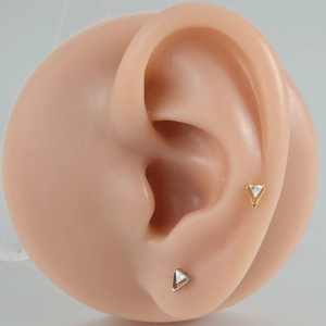 G23 titanium piercing met driehoekige zirkoon in goud en zilver voor oor en lippen