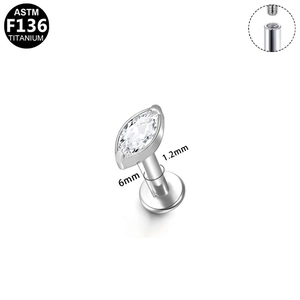 Detail van de G23 titanium labret piercing met marquise zirkoon en binnendraad