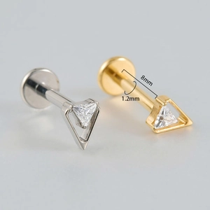 Macro-detail van G23 titanium driehoekige piercing met 8 mm lengte en 1,2 mm dikte