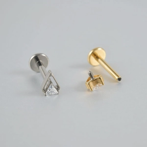 G23 titanium lippiercing met marquise zirkoon en driehoekig ontwerp in goud en zilver