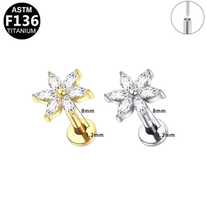 Makroaufnahme von F136 Titan Blumen-Ohrstecker mit Zirkonia und flacher Rückseite