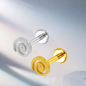 Macro-opname van titanium labret sieraad met uniek spiraalpatroon in zilver en goud