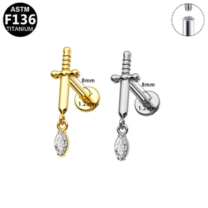 Detail van G23 titanium zwaard labret stud met marquise zirkoon en interne schroefdraad