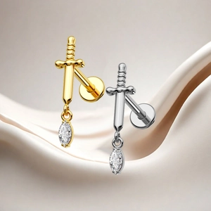 Detail van G23 titanium zwaard-oorbellen met marquise-zirkonia in goud en zilver finish