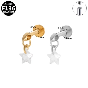 Detail van G23 titanium labret studs met interne schroefdraad en sterren-zirkonia hanger