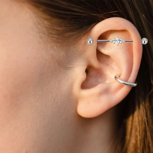 Detail van F136 industriële barbell met marquise zirkoon en zilveren piercingring