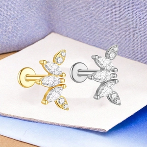 Detailopname van de maanvormige titanium labret oorbellen met fonkelende zirkonia's
