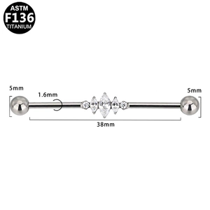 Detailopname van F136 titanium industrial piercing met marquise zirkonia