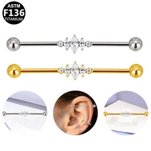 Detail van ASTM F136 titanium industriële barbell met marquise zirkoon op het oor