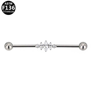 Detail van ASTM F136 titanium industrial piercing met marquise geslepen kristal
