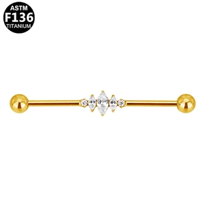 Detailweergave van de gouden ASTM F136 titanium industrial barbell met witte zirkoon