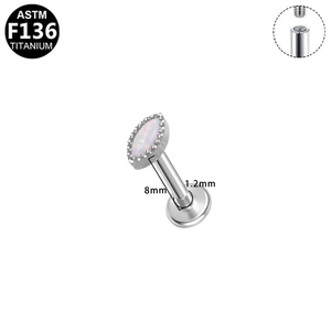 Macro detail van F136 titanium labret met opaal inleg en interne draadstructuur