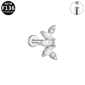 Detail van F136 titanium oorknopje met witte zirkoon en interne schroefdraad