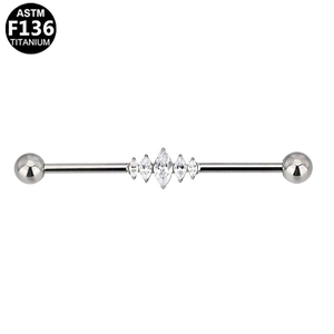 Macro-weergave van F136 titanium industriële barbell met marquise geslepen zirkonen